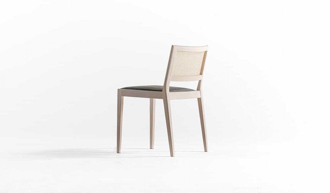 A Chair Outside the Cage餐椅