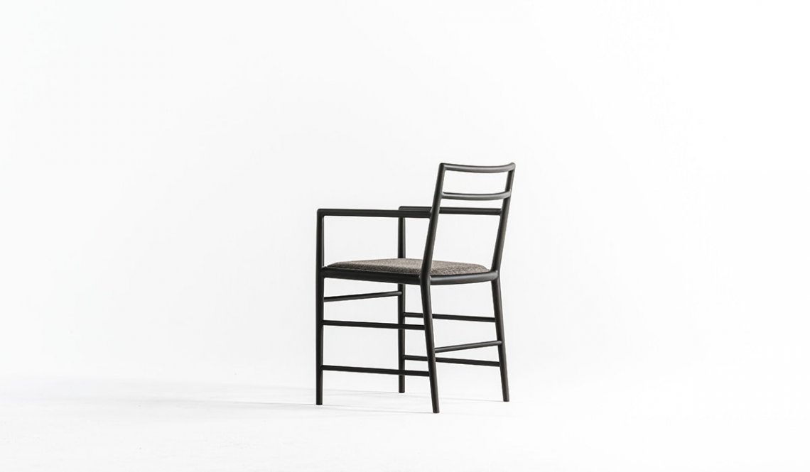 The Sensitive Light Chair餐椅